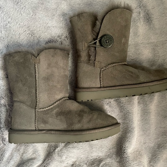 Ugg minis! - Picture 2 of 3